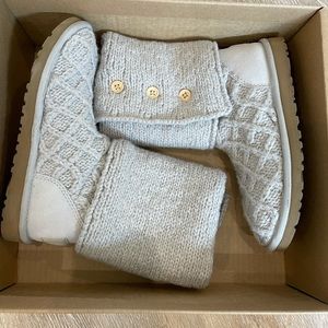 NWOT White lattice women’s ugg boots